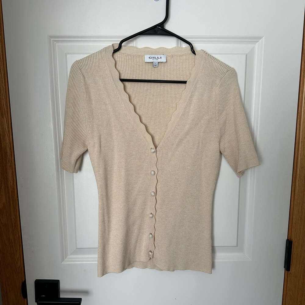 NWOT cream top. Covered button. Scalloped neck Gilli Large
